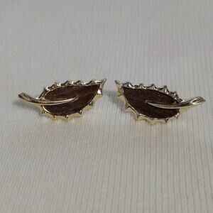 Sarah Coventry Vintage Gold Tone & Faux Wood Clip Earrings
